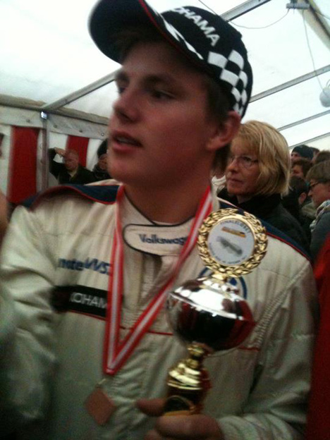 Frederik Mortensen med pokalen og Bronzemedaljen om halsen.